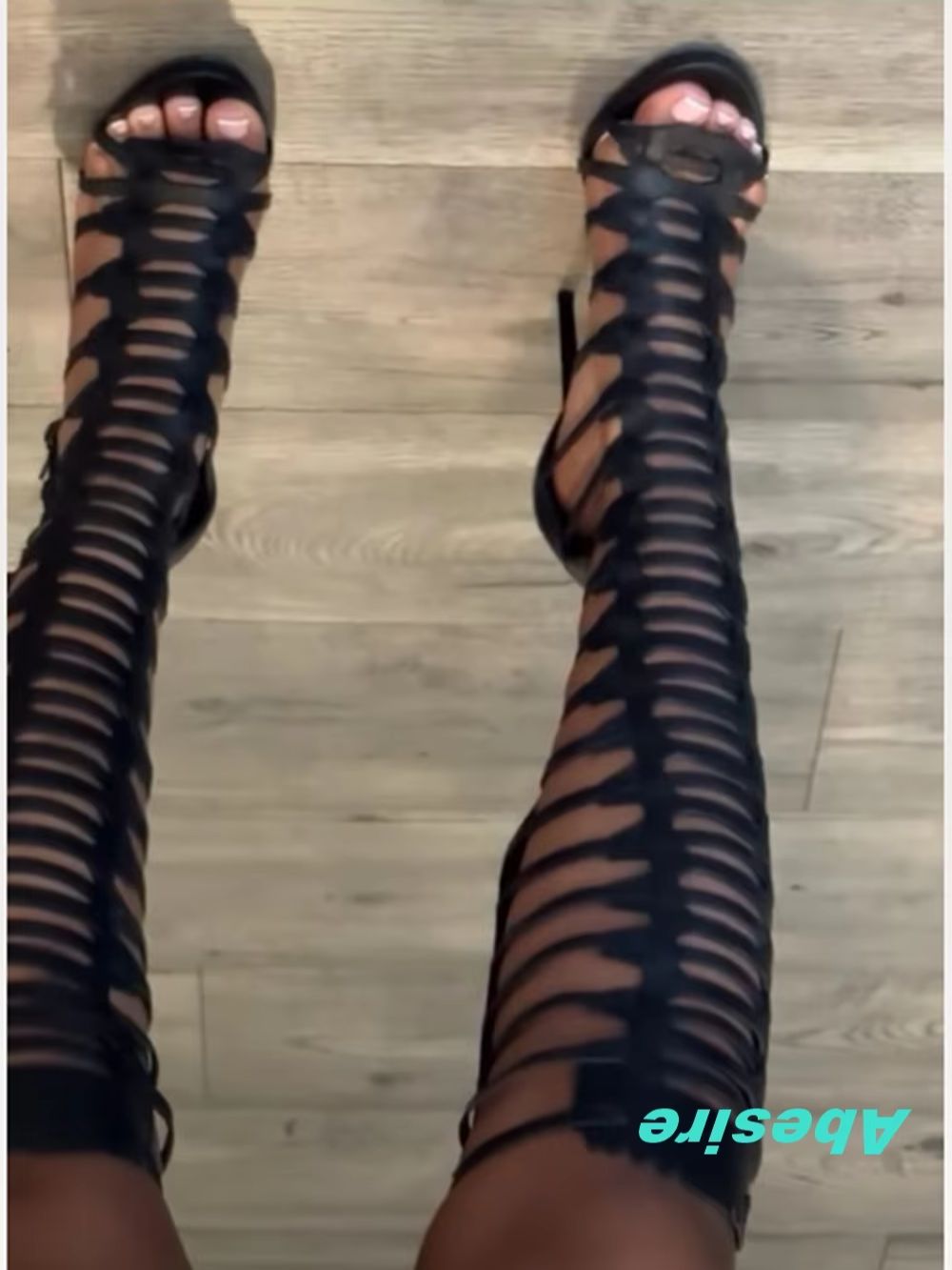 Sandal Strappy Heeled - รองเท้าส้นสูงแบบเปิดนิ้วเท้าประดับหัวเข็มขัดหลายจุดสำหรับผู้หญิง สีดำ แบบโปร่ง ส้นเข็ม สายรัดข้อเท้า สไตล์กลาดิเอเตอร์